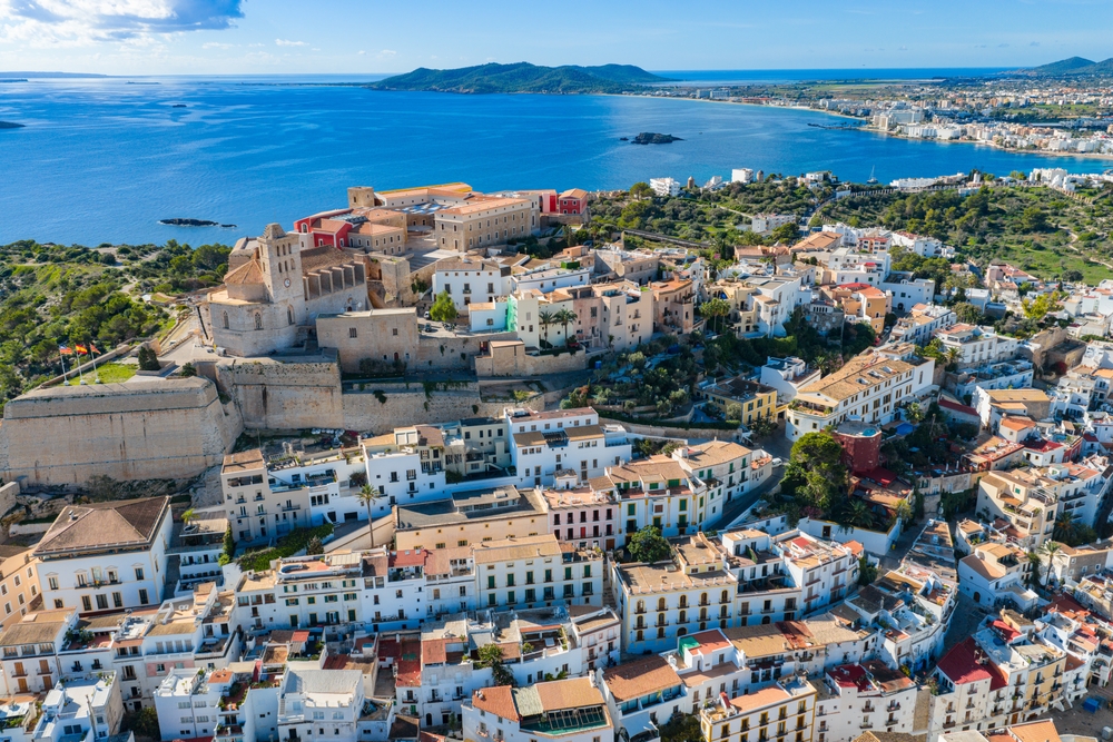 Ibiza 2026 – zapomeňte na večírky. Poznejte skutečný ostrov pro rodiny, páry a milovníky přírody 3 Letecký pohled na Dalt Vila na Ibize