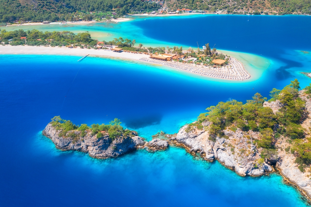 Fethiye a Modrá laguna – nejfotogeničtější místo Turecka 2 Letecký pohled na Ölüdeniz v okrese Fethiye, Turecko