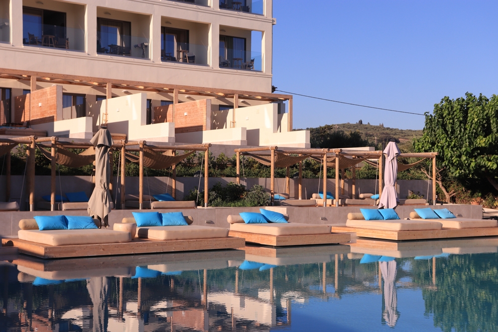 Last Minute Řecko 2026 – ostrovy s volnými termíny na léto. Kdy a jak rezervovat? 3 Luxusní hotel na ostrově Zakynthos v Řecku s lehátky u bazénu