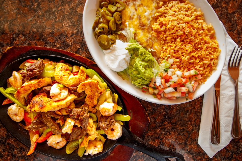 Co si sbalit do Mexika? Seznam věcí, které se budou hodit na tropické dovolené 4 Mexické fajitas s rýží a salsou