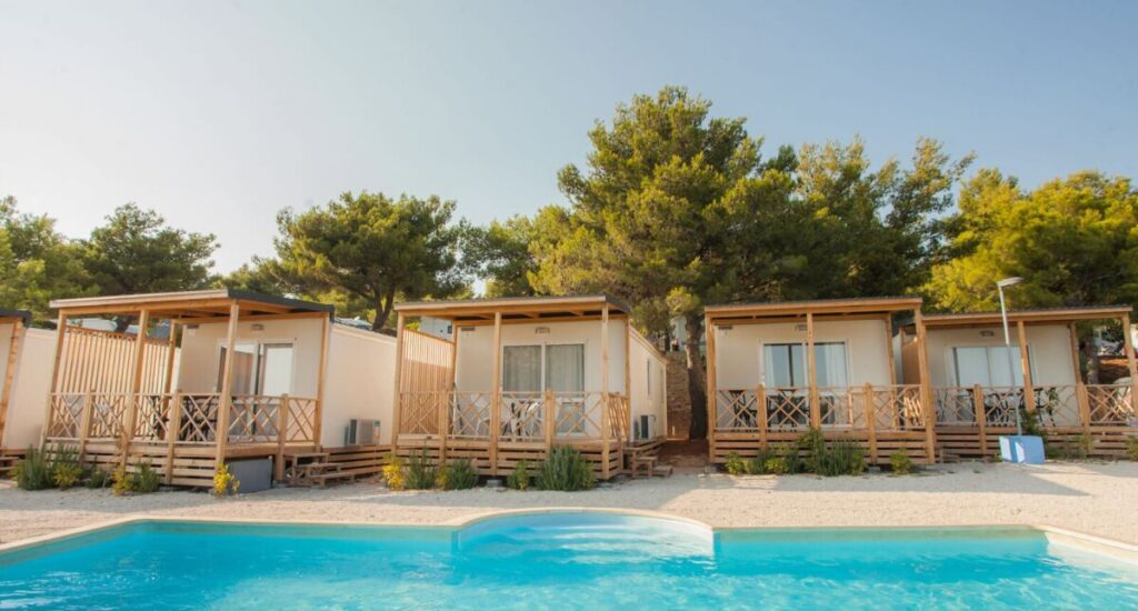 Letní dovolená v karavanu – 10 nejlepších kempů ve Středomoří 8 Mobilný domy - dovolená v Amadria Park Camping Mobile Homes, Střední Dalmácie, Chorvatsko