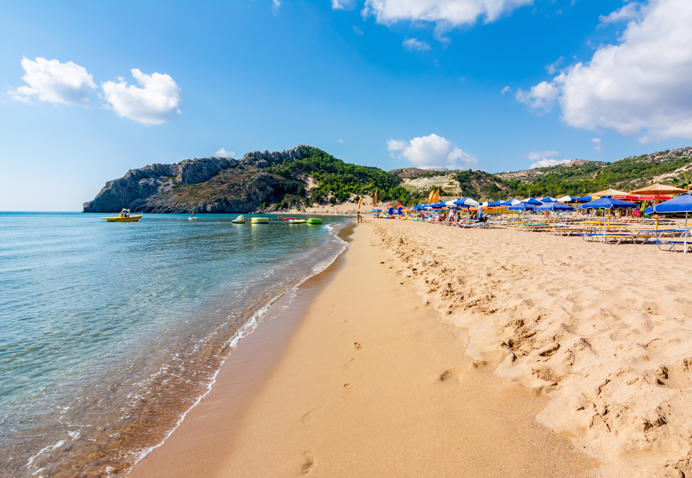 Písečná pláž Tsambika na ostrově Rhodos, Řecko