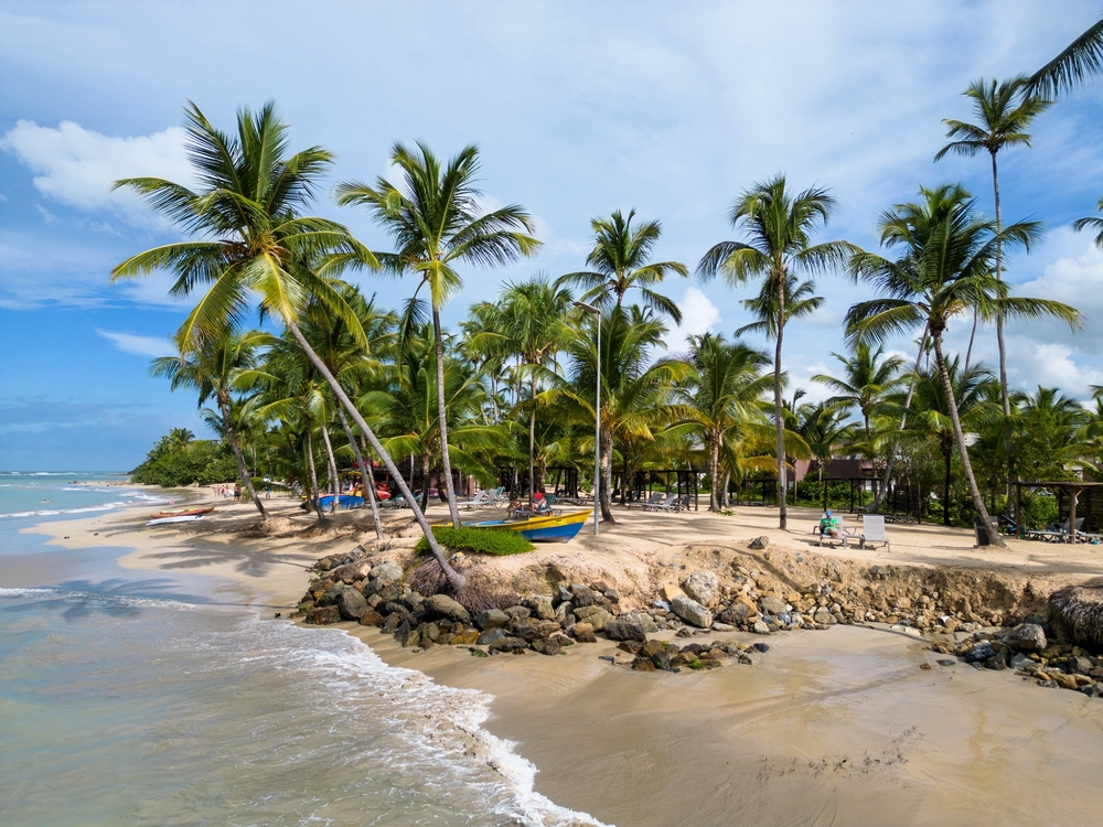 Dominikánská republika – který region si vybrat? Punta Cana vs. La Romana 5 Pláž Playa Esmeralda v Dominikánské republice poblíž Miches s křišťálově čistou vodou, palmami a barevnými lodičkami