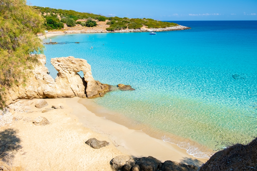 Pláž Voulisma, nejkrásnější pláž Kréty poblíž Agios Nikolaos s křišťálovou vodou