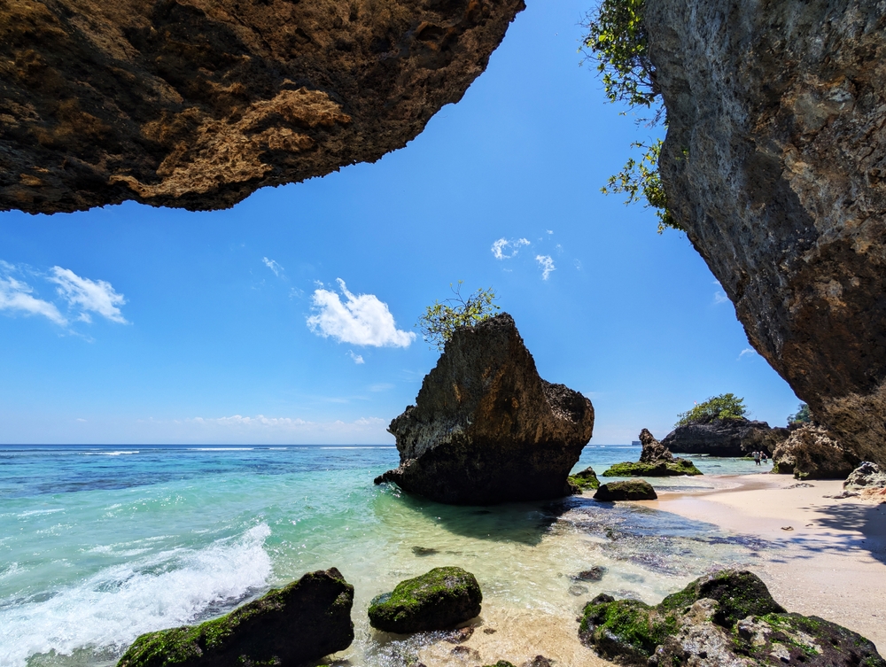 Co vidět na Bali? Od zelených rýžových teras po chrámy na útesech 11 Pohled na pláž Padang Padang v Uluwatu Bali
