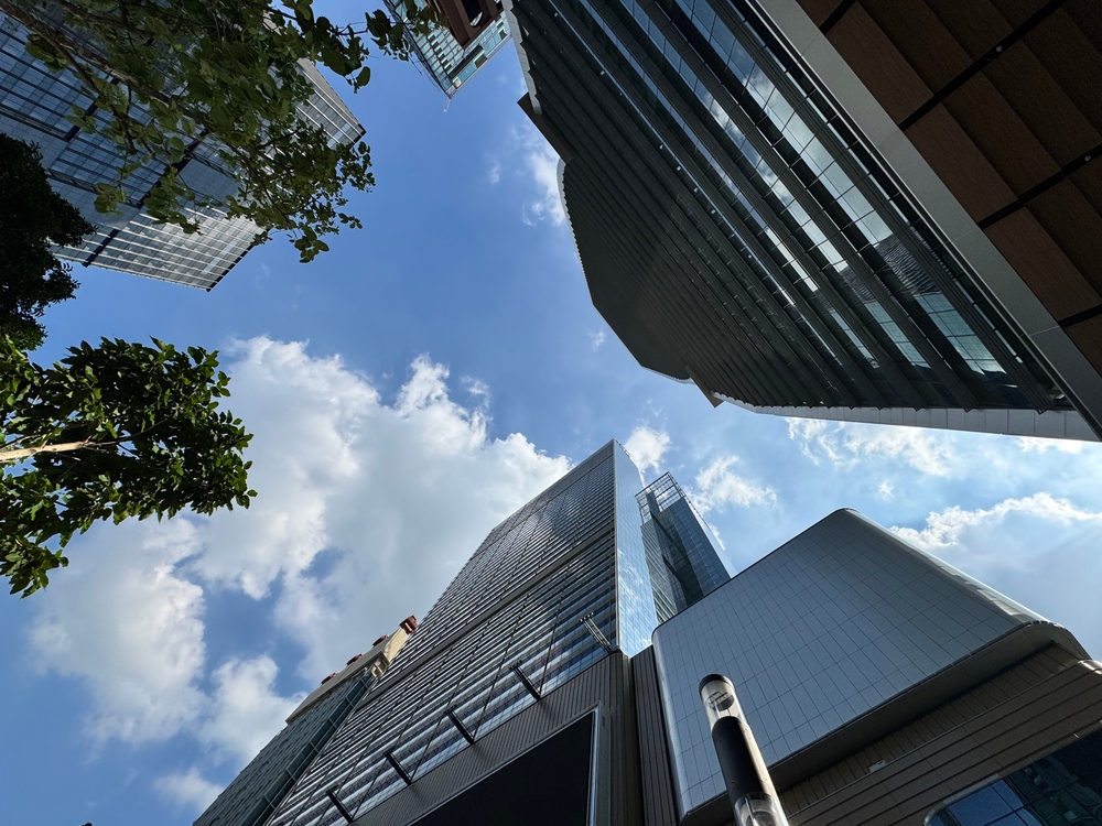 Pohled na vysokou budovu v Bangkoku, obchodní mrakodrapy ve čtvrti Lumpini, nákupní centrum One Bangkok
