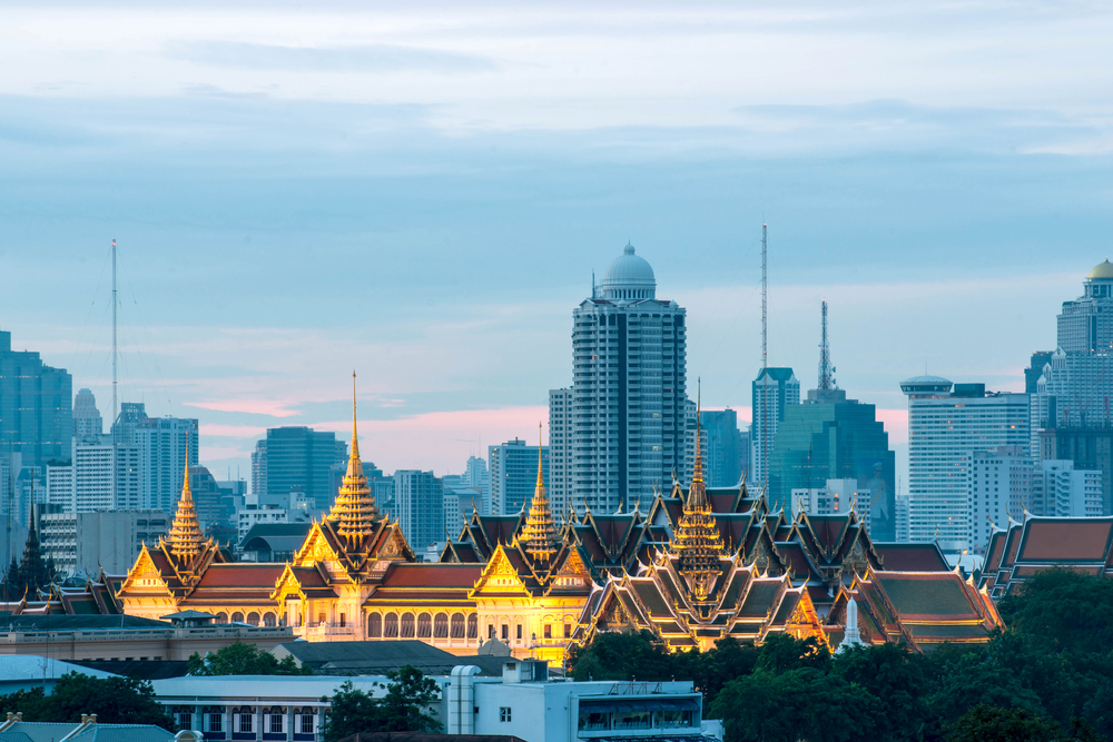 Pohled shora na Grand Palace v noci v Bangkoku, Thajsko