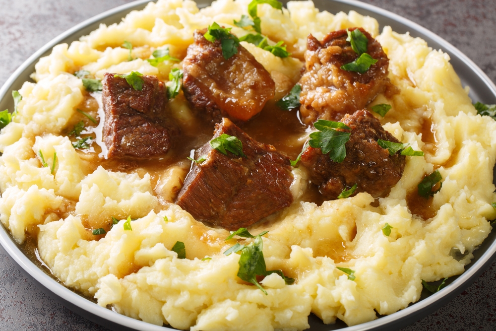 Co jíst na Korfu? Lahodná řecká jídla a speciality korfské kuchyně 3 Řecký sofrito, tradiční hovězí pokrm s bramborovou kaší z Korfu