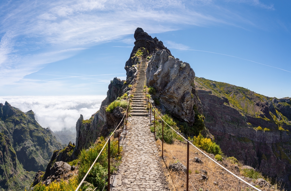 Schodiště horské stezky mezi Pico do Arieiro a Pico Ruivo, Madeira