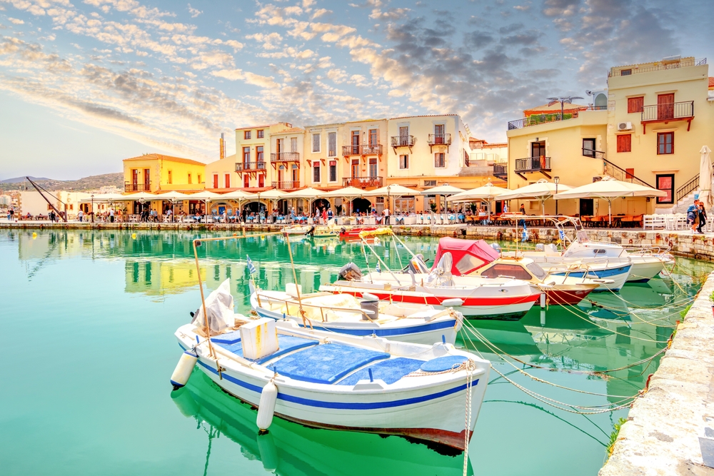 Staré město Rethymno s barevnými loděmi na moři, ostrov Kréta, Řecko