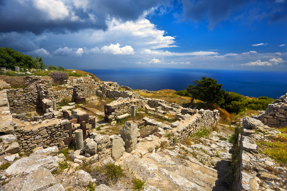 Dovolená na Santorini. Co vidět na proslulém řeckém ostrově? 4 Starověké město Thira na Santorini