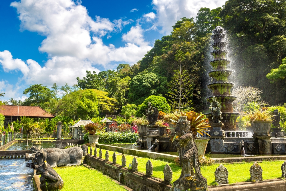 Co vidět na Bali? Od zelených rýžových teras po chrámy na útesech 13 Tirta Gangga na Bali v Indonésii za slunečného dne