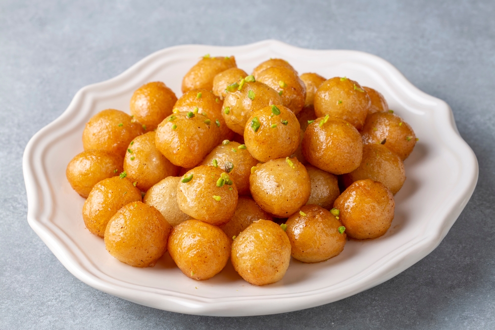 Co jíst na Korfu? Lahodná řecká jídla a speciality korfské kuchyně 6 Tradiční loukoumades koblížky na talíři