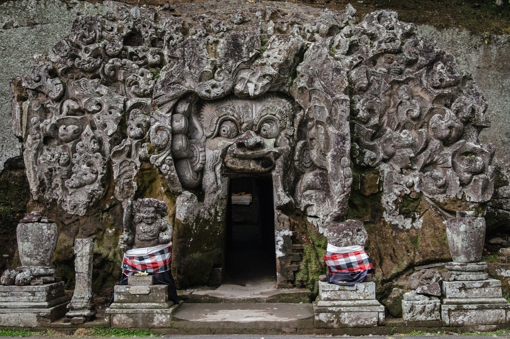 Co vidět na Bali? Od zelených rýžových teras po chrámy na útesech 3 Vchod do jeskyně Goa Gajah (Sloní jeskyně) na Bali