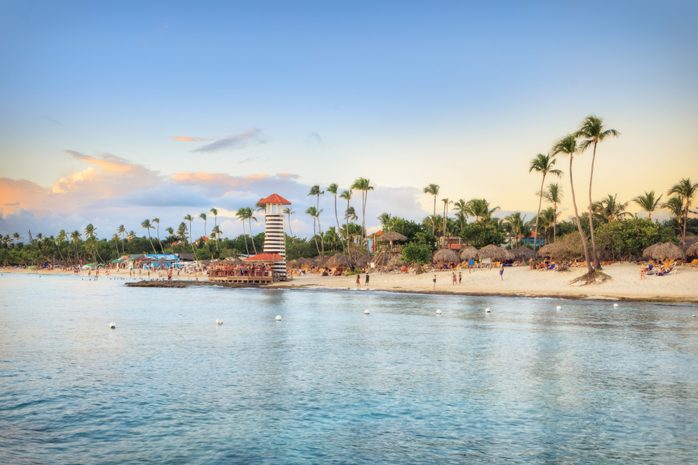 Dominikánská republika – který region si vybrat? Punta Cana vs. La Romana 3 Západ slunce na pláži Bayahibe, La Romana, Dominikánská republika