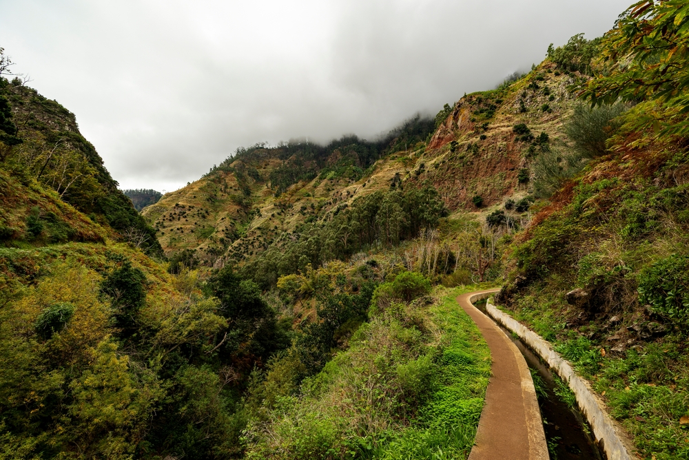 Zatažená obloha nad turistickou stezkou Levada Nova, vedoucí údolím Ponta do Sol, Madeira, Portugalsko