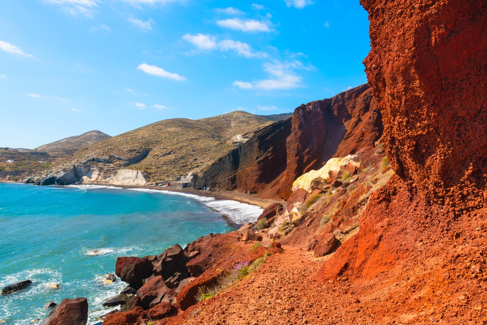 Dovolená na Santorini. Co vidět na proslulém řeckém ostrově? 3 červená pláž Red Beach na Santorini