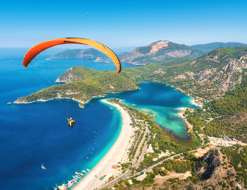 Fethiye a Modrá laguna – nejfotogeničtější místo Turecka 3 paragliding nad Modrou lagunou v Oludeniz v Turecku
