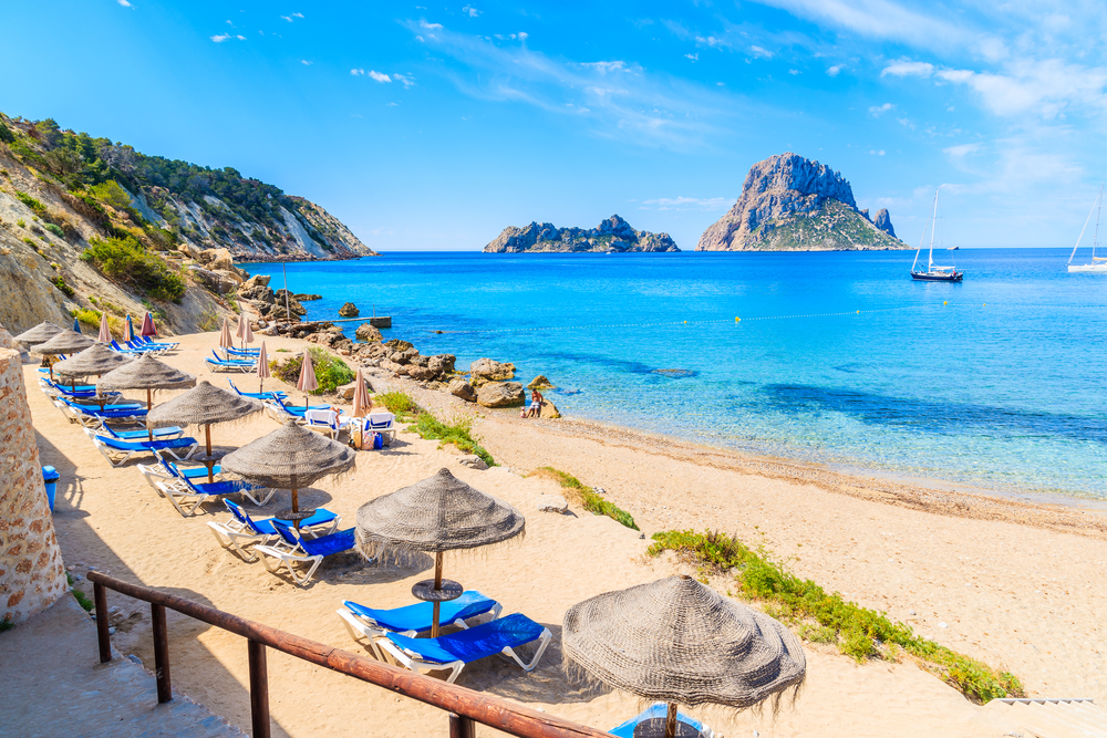 Baleárské ostrovy: Co vidět na Mallorce, Menorce, Ibize a Formenteře? 4 pláž Cala d'Hort, ostrov Ibiza, Baleárské ostrovy