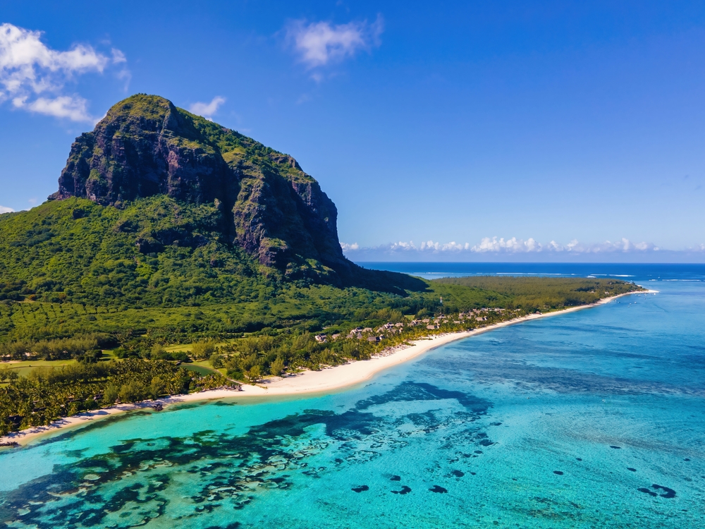 pláž Le Morne na Mauriciu pod UNESCO horou Le Morne Brabant