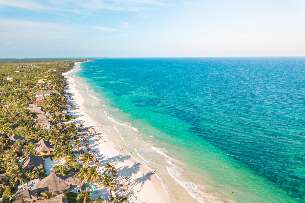 pláže u města Tulum v Mexiku na poloostrově Yucatán