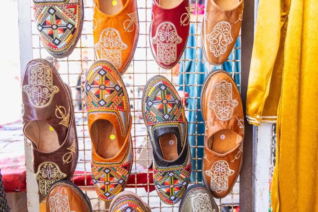 tržiště v Houmt Souk, tradiční tuniské boty, Djerba