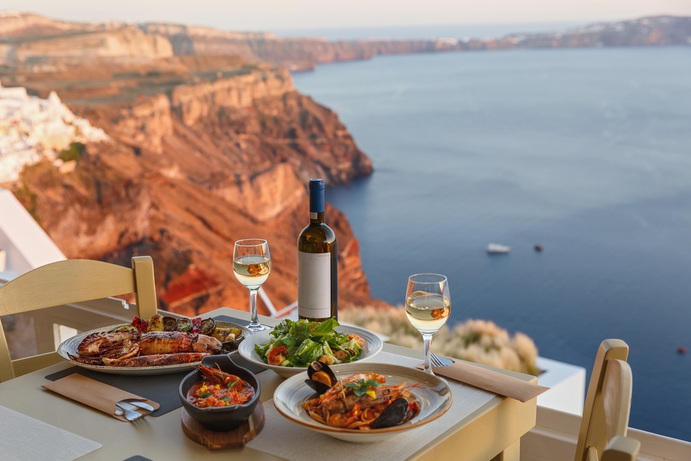 Dovolená na Santorini. Co vidět na proslulém řeckém ostrově? 5 večeře v taverně na Santorini s výhledem na kalderu