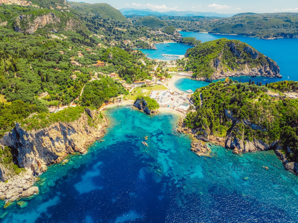 5 míst v Řecku, která vypadají jako vystřižená z filmu 4 Agios Spiridon Beach, pobřeží Korfu u kláštera Paleokastritsa, Řecko