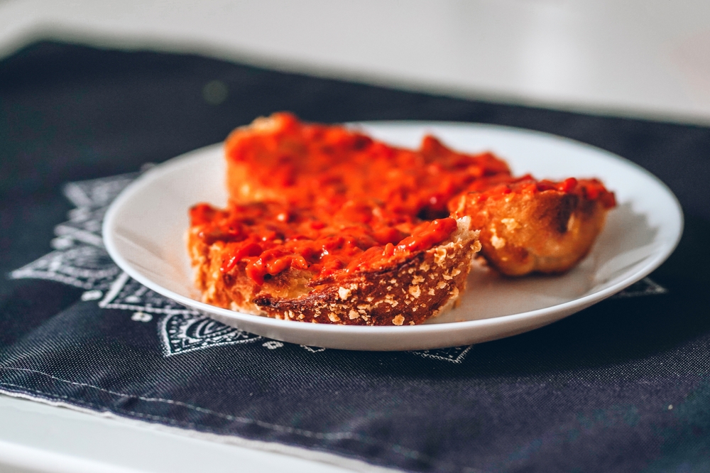 Balkánská kuchyně – nejlepší pokrmy ze srdce Balkánu 2 Ajvar namazaný na chlebu, tradiční balkánský pokrm z červené papriky