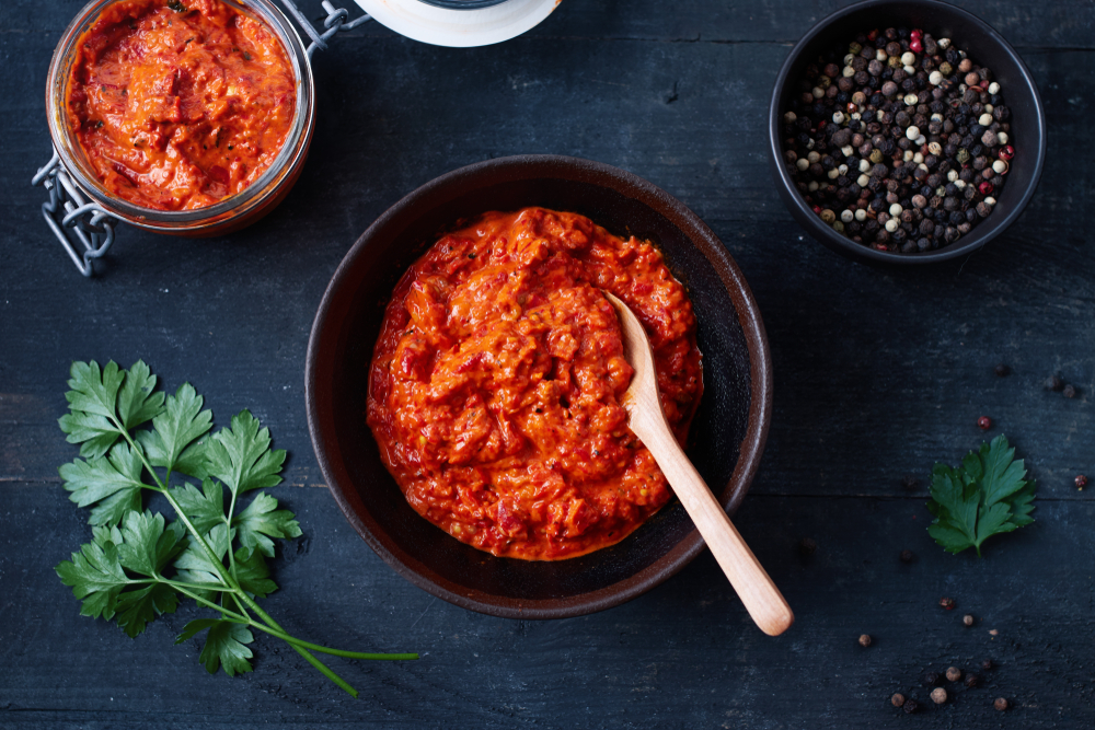 Balkánská kuchyně – nejlepší pokrmy ze srdce Balkánu 7 Ajvar, pikantní omáčka z Balkánu, v misce