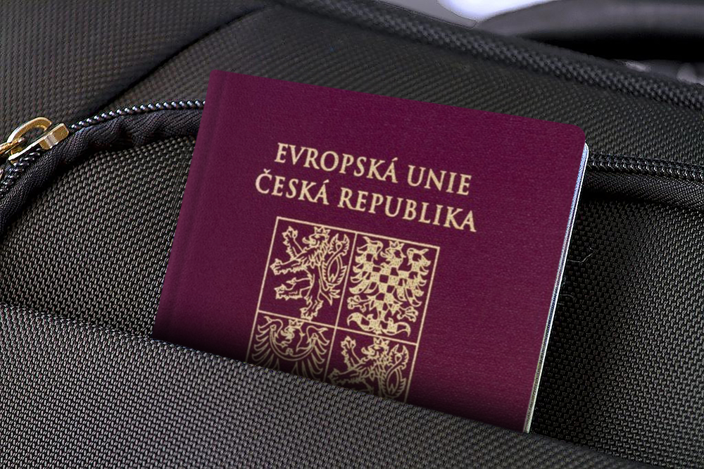 Vstupní podmínky do Tuniska – cestovní pas, občanský průkaz a vízum. Co s sebou? 5 Detailní záběr českého pasu v kapse černého kufru