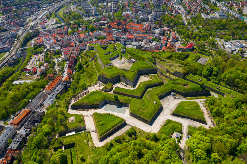 Kam v Polsku na víkend? Objevte nejzajímavější místa u hranic 4 Kladská pevnost a pohled na historické město Kladsko, Polsko