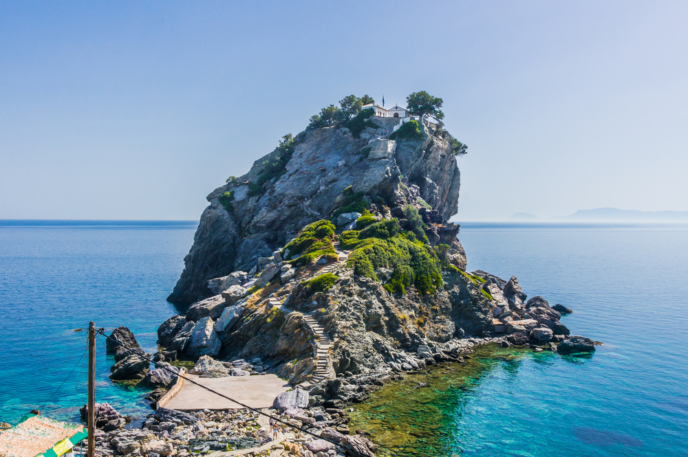 5 míst v Řecku, která vypadají jako vystřižená z filmu 7 Kostel Agios Ioannis na ostrově Skopelos, filmové místo Mamma Mia