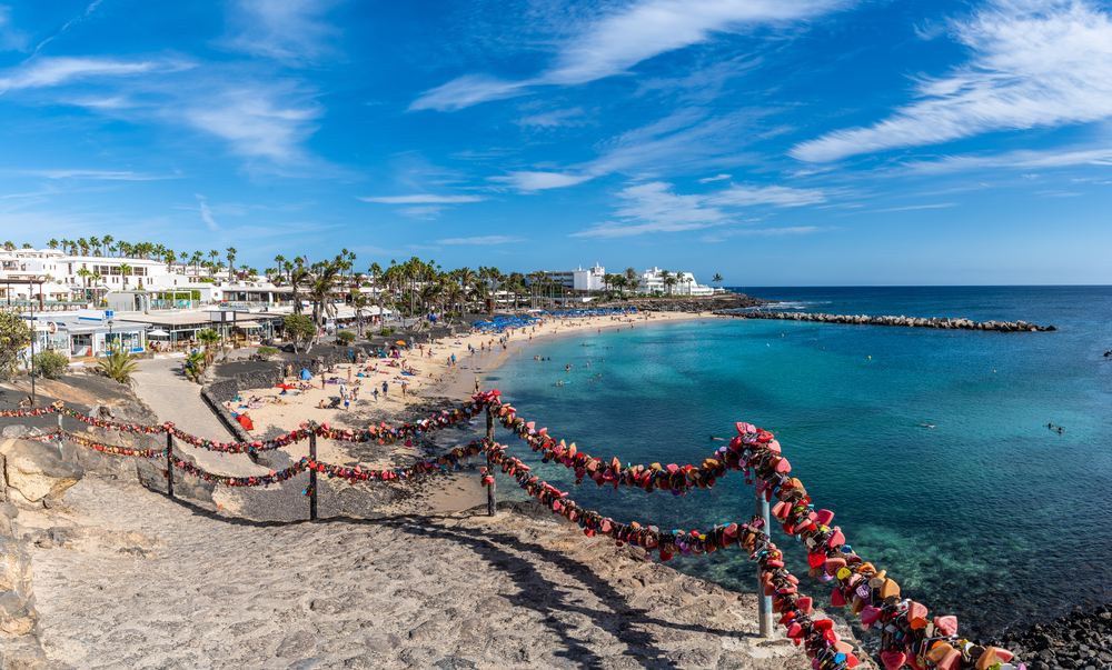 Playa Blanca – co vidět na jihu Lanzarote? 7 Krajina s tyrkysovým mořem na pláži Flamingo, Lanzarote, Kanárské ostrovy, Španělsko