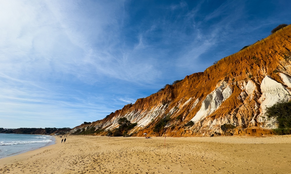 Nejkrásnější pláže Portugalska – od Algarve po Azory 4 Krásné červené útesy Praia da Falesia v Algarve v Portugalsku
