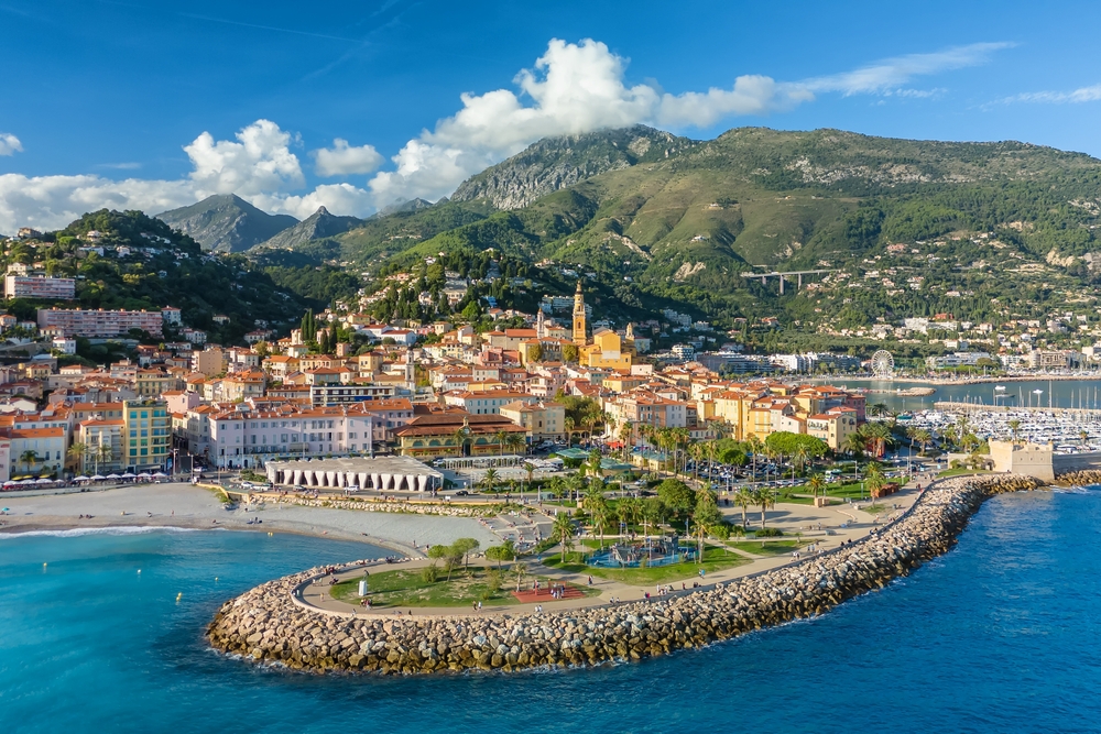 Francouzská riviéra – třídenní itinerář na perfektní eurovíkend 6 Letecký pohled na Menton, letovisko na francouzské riviéře ve Francii