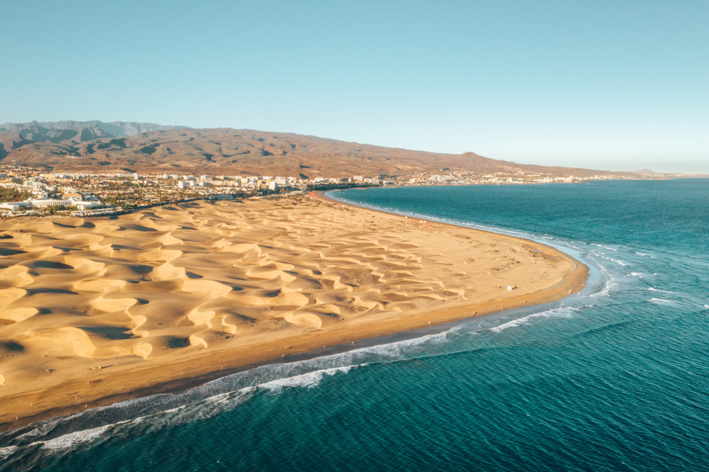 Maspalomas – atrakce, duny a další zajímavosti na Gran Canarii 2 Letecký pohled na duny Maspalomas na ostrově Gran Canaria poblíž slavného hotelu RIU