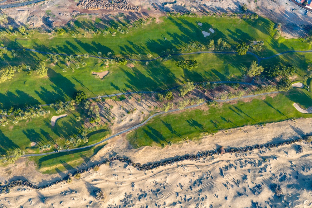 Maspalomas – atrakce, duny a další zajímavosti na Gran Canarii 6 Letecký pohled na golfové hřiště Maspalomas a písečné duny při východu slunce