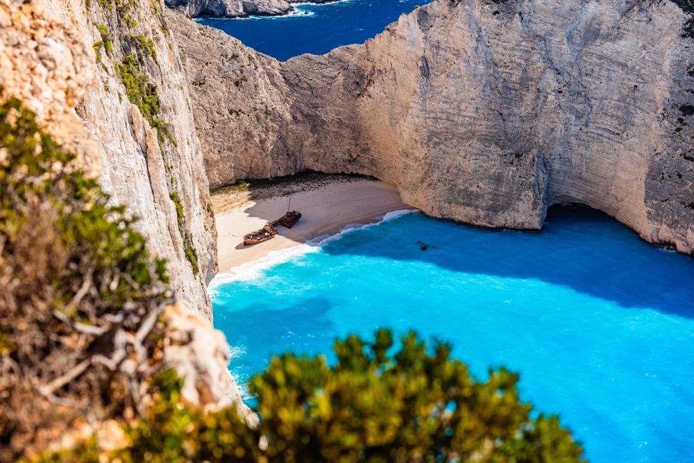 5 míst v Řecku, která vypadají jako vystřižená z filmu 5 Navagio shipwreck beach na ostrově Zakynthos, Řecko