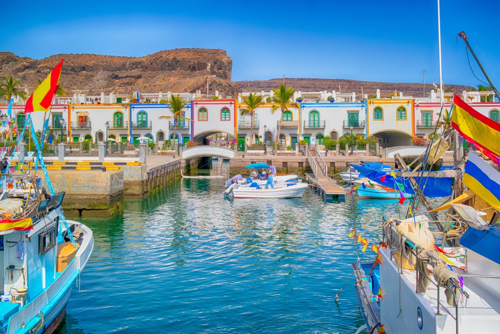 Maspalomas – atrakce, duny a další zajímavosti na Gran Canarii 7 Oblast přístavu Marina Harbor v Puerto de Mogan ve dne na Gran Canarii ve Španělsku nazývána Malými Benátkami Kanárských ostrovů
