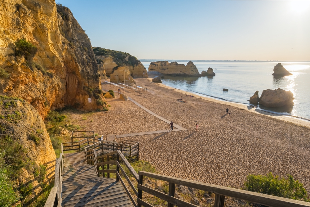 Nejkrásnější pláže Portugalska – od Algarve po Azory 5 Oblíbená pláž Praia de Dona Ana v Algarve, Portugalsko