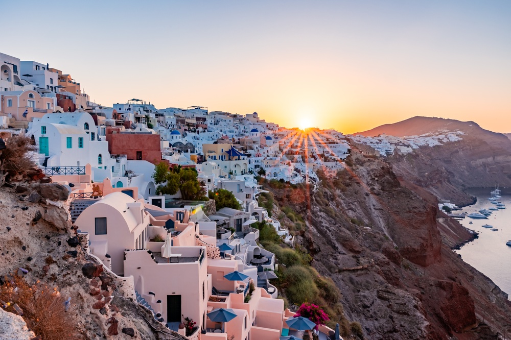 5 míst v Řecku, která vypadají jako vystřižená z filmu 6 Městečlp Oia, ostrov Santorini