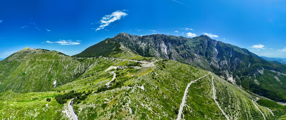 Vlora, Albánie – nejzajímavější atrakce na pomezí Jaderského a Jónského moře 9 Panoramatický letecký snímek průsmyku Llogara ve Vlore v jižní Albánii