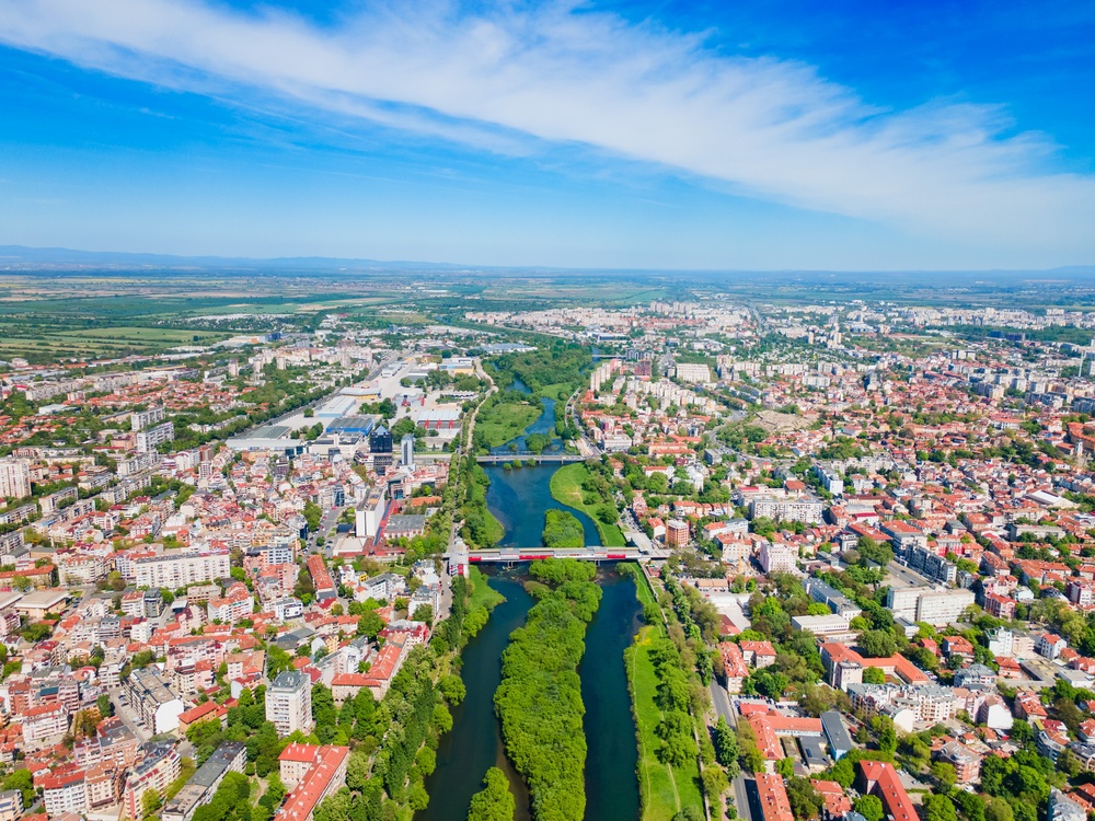 Počasí v Bulharsku – kdy jet, co očekávat a jaká je teplota v jednotlivých měsících 9 Panoramatický pohled na řeku Maritsa v centru města Plovdiv v Bulharsku