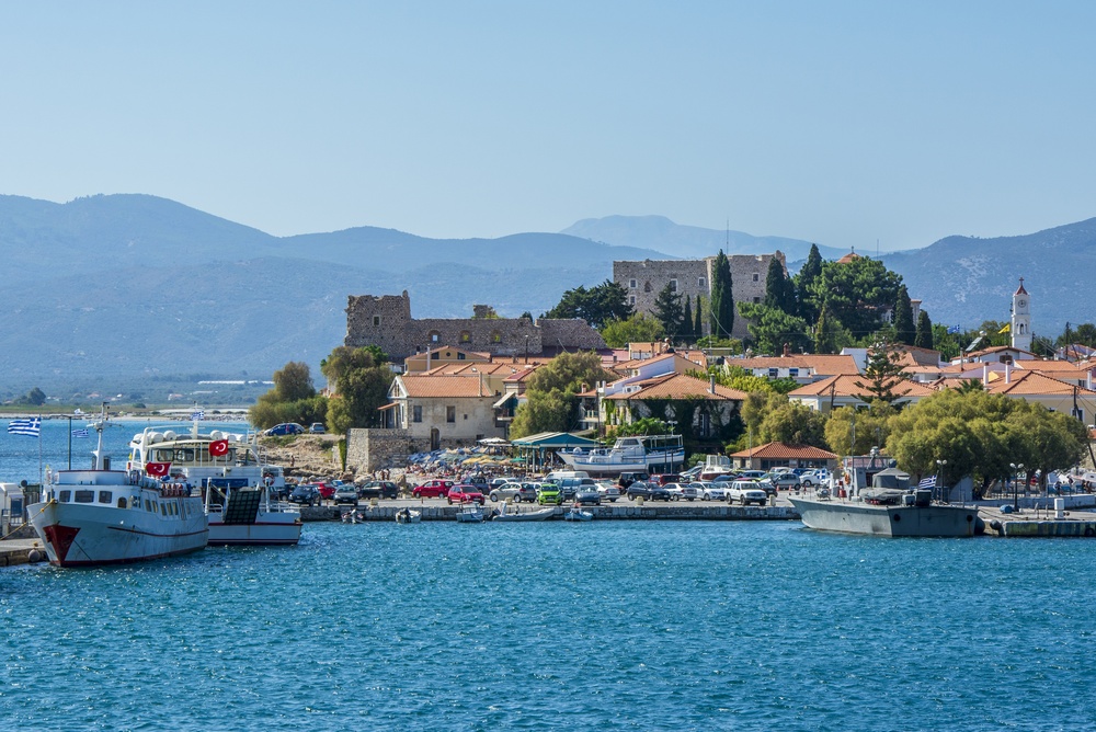 Nejkrásnější pláže na Samosu – od zlatého písku až po skryté zátoky 6 Pohled na hrad Lykourgis Logothetis na ostrově Samos v Řecku