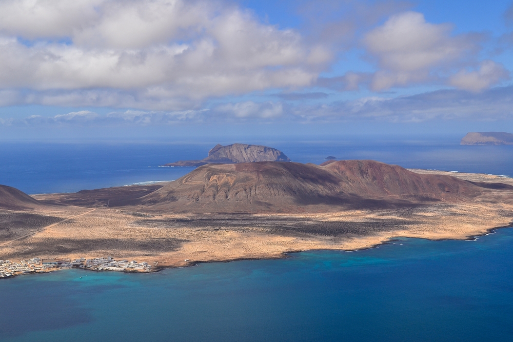 Playa Blanca – co vidět na jihu Lanzarote? 4 Pohled na ostrov Graciosa z De Mirador del Rio, Lanzarote, Kanárské ostrovy, Španělsko