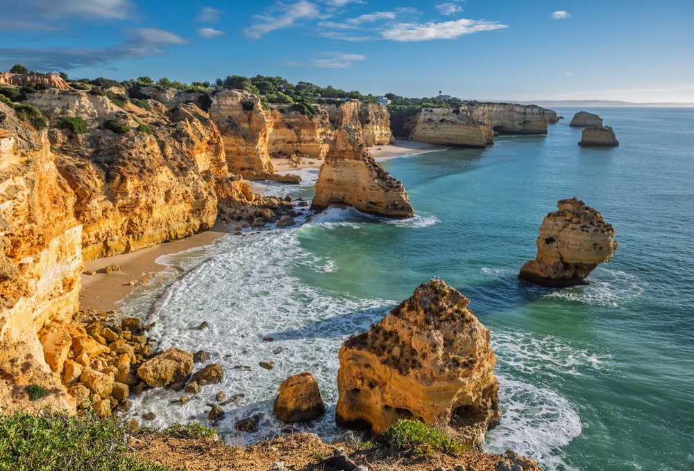 Nejkrásnější pláže Portugalska – od Algarve po Azory 2 Pláž Praia da Marinha v Algarve, Portugalsko