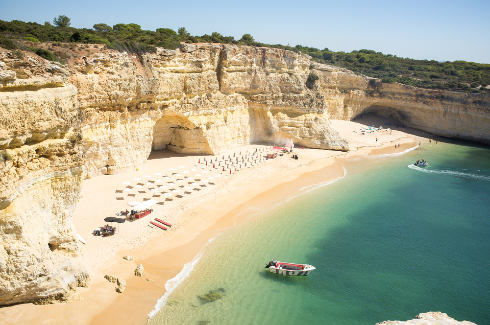 Nejkrásnější pláže Portugalska – od Algarve po Azory 7 Praia da Mareta krásná pláž v Portugalsku v Algarve