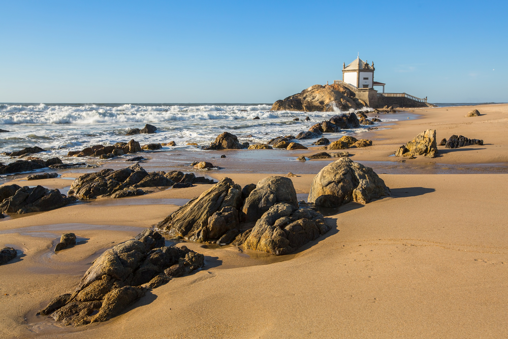 Nejkrásnější pláže Portugalska – od Algarve po Azory 10 Praia de Miramar a kaple Senhor da Pedra, blízko Porta, Portugalsko