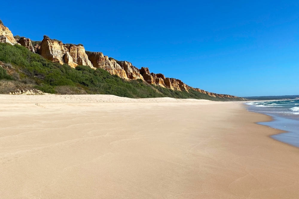 Nejkrásnější pláže Portugalska – od Algarve po Azory 3 Slavná pláž Praia da Rocha v regionu Algarve, Portugalsko